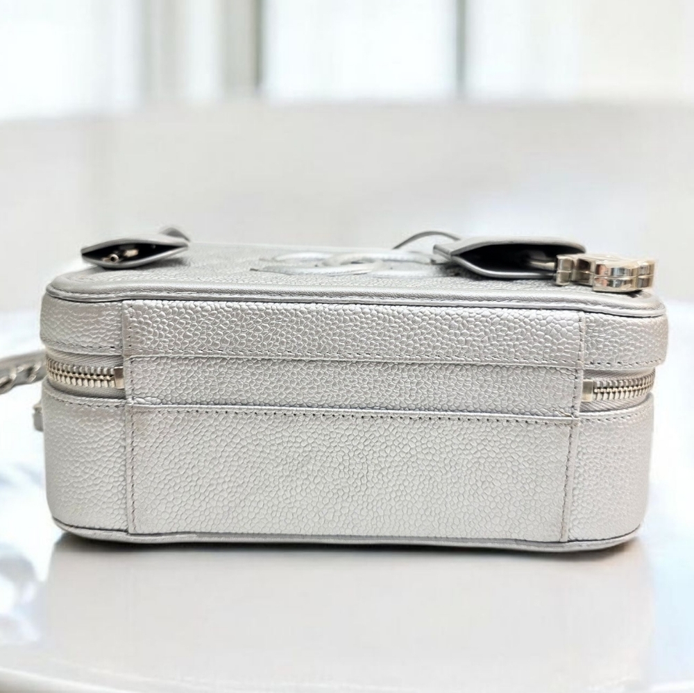 ✨️Excellent Condition Authentic CHANEL Silver Caviar Leather MEDIUM Vanity Bag - Picture 6 of 16